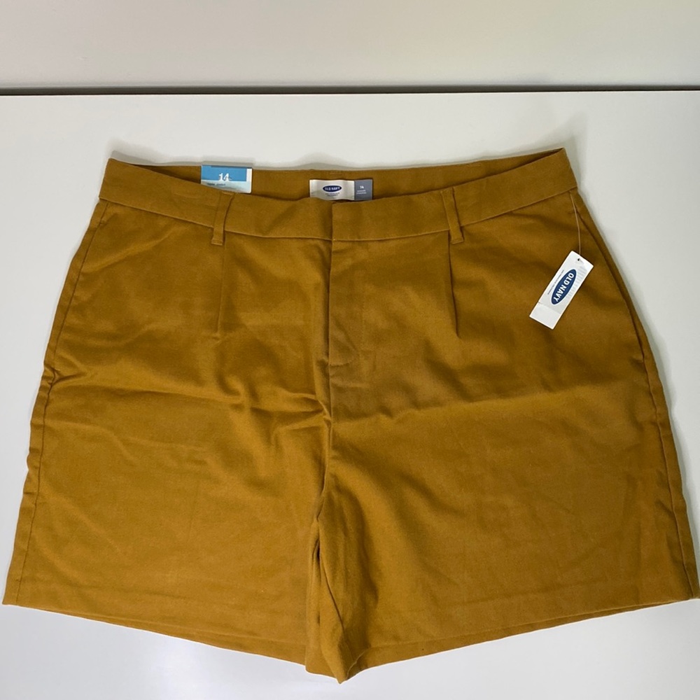Old Navy High Waisted Dress Shorts in Tan. Size 14